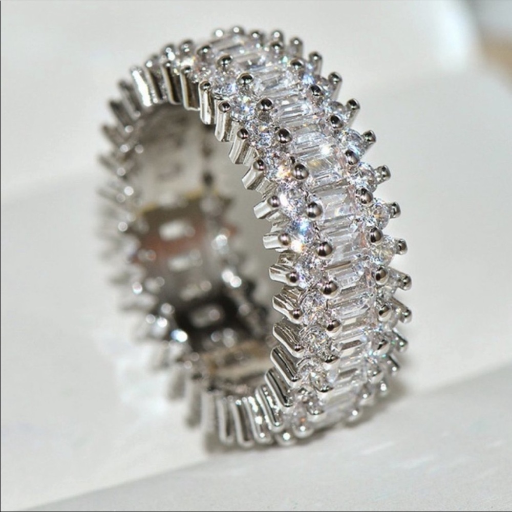 NEW 18K GOLD BAGUETTE ROUND DIAMOND ETERNITY RING - Picture 4 of 7
